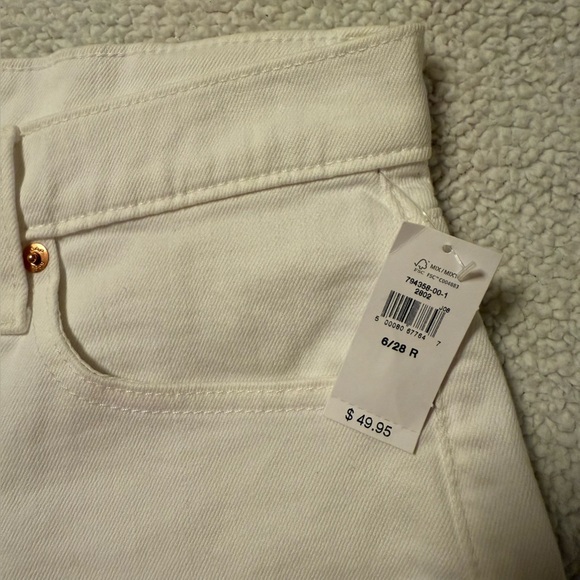 GAP Optic White 5" Mid Rise Girlfriend Cutoff Cuffed Jean Shorts Denim - Picture 9 of 12
